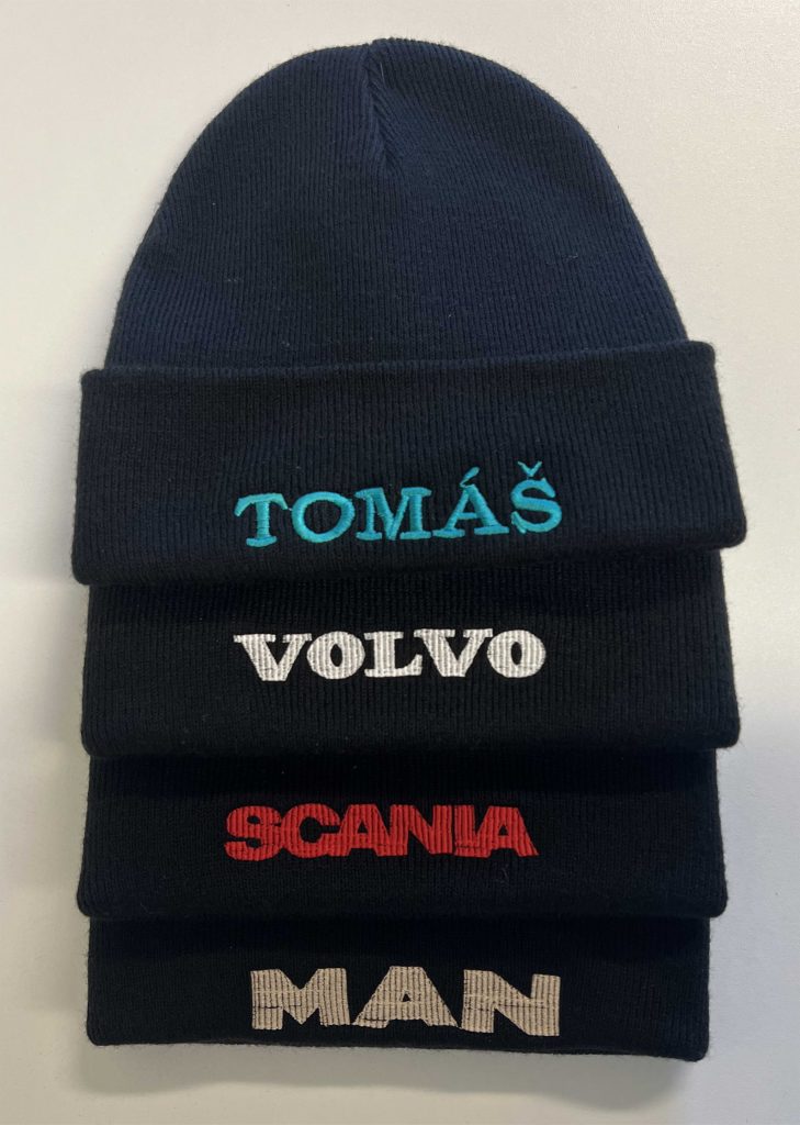 Zimní čepice s výšivkou