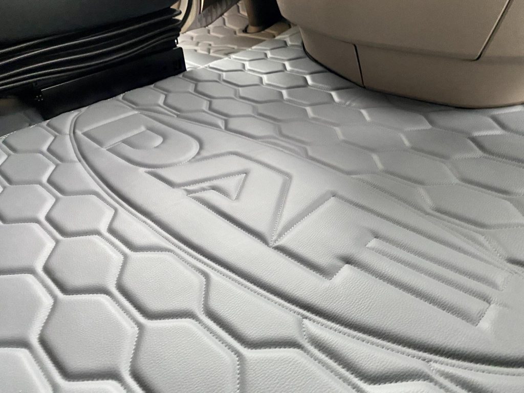 autokoberec DAF XG, XG+ s pevnou sedačkou spolujezdce – vlastní kombinace /vzor 1/